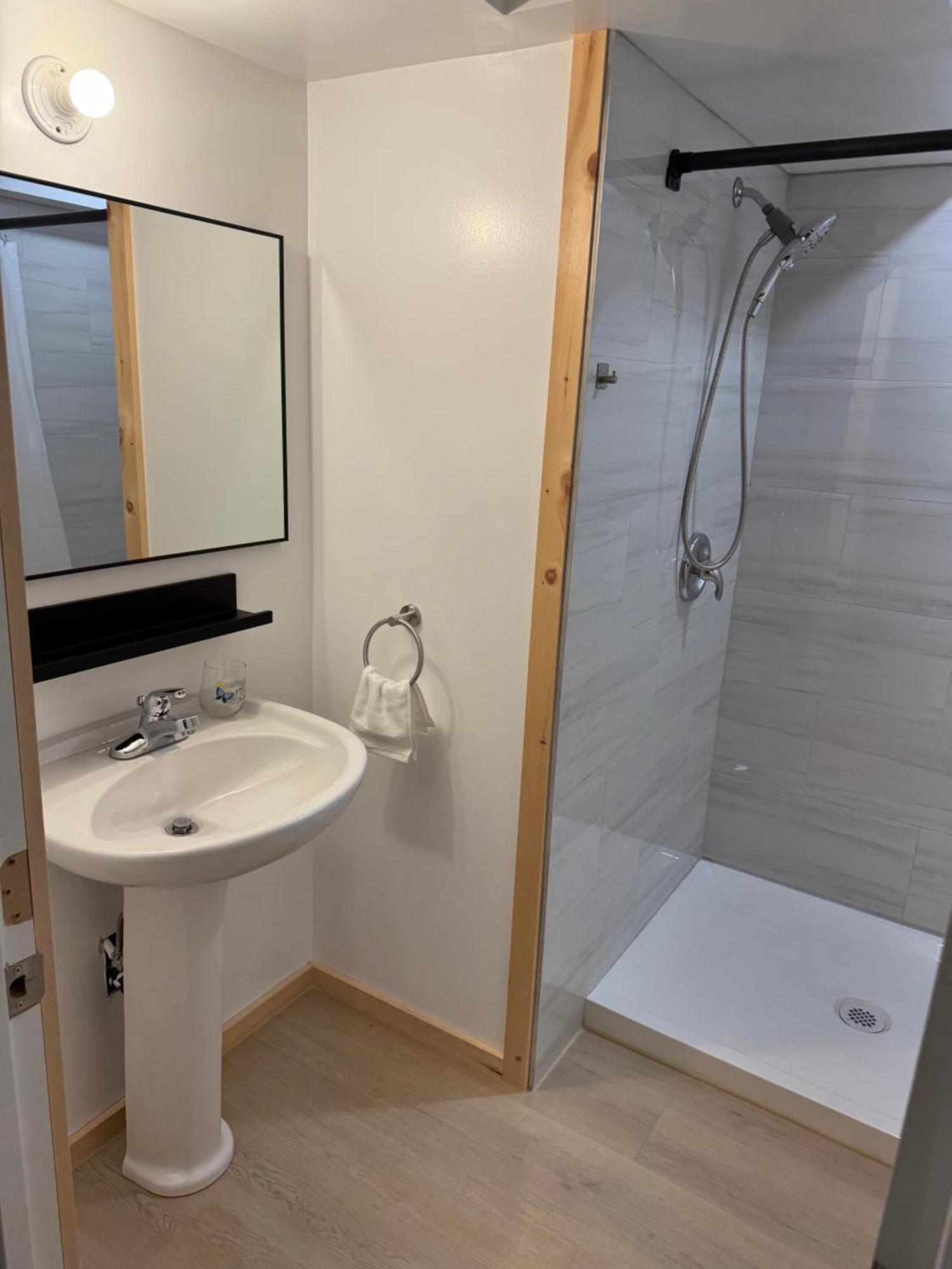 Apartment Private Entrance, Private Bathroom, Bedroom And Workspace Ottawa