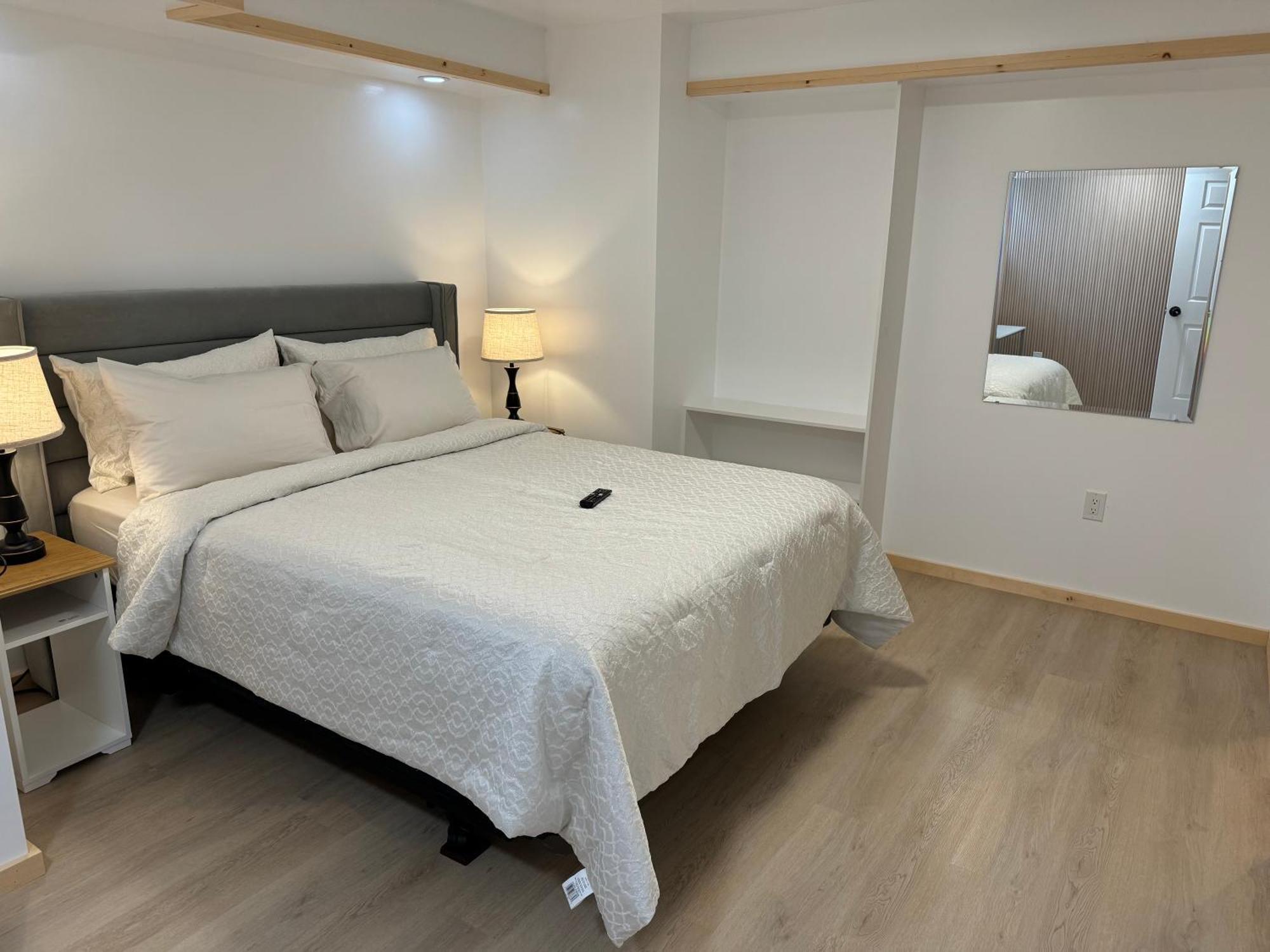 Private Entrance, Private Bathroom, Bedroom And Workspace Apartment *