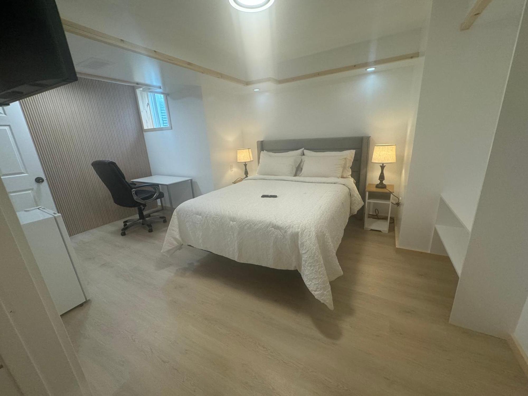 Private Entrance, Private Bathroom, Bedroom And Workspace Apartment Ottawa