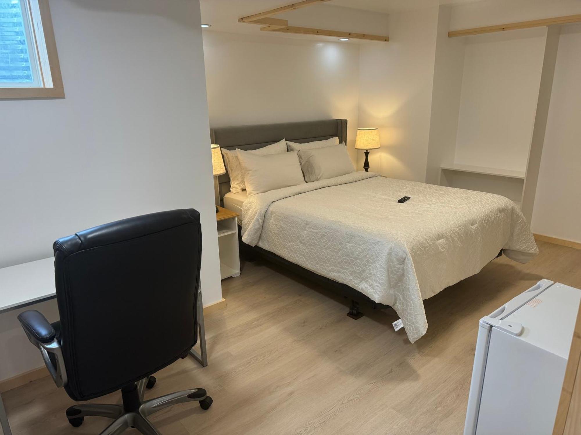 Private Entrance, Private Bathroom, Bedroom And Workspace *