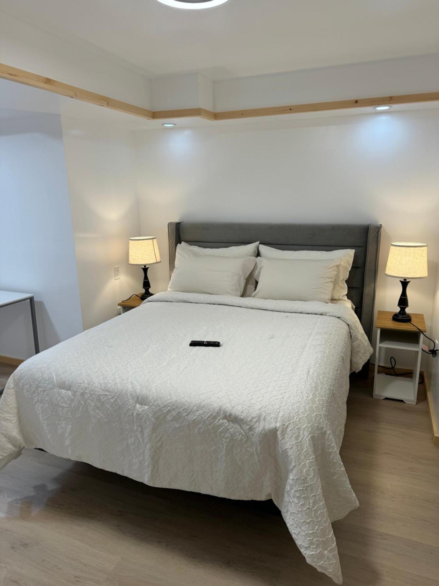 Private Entrance, Private Bathroom, Bedroom And Workspace Apartment *