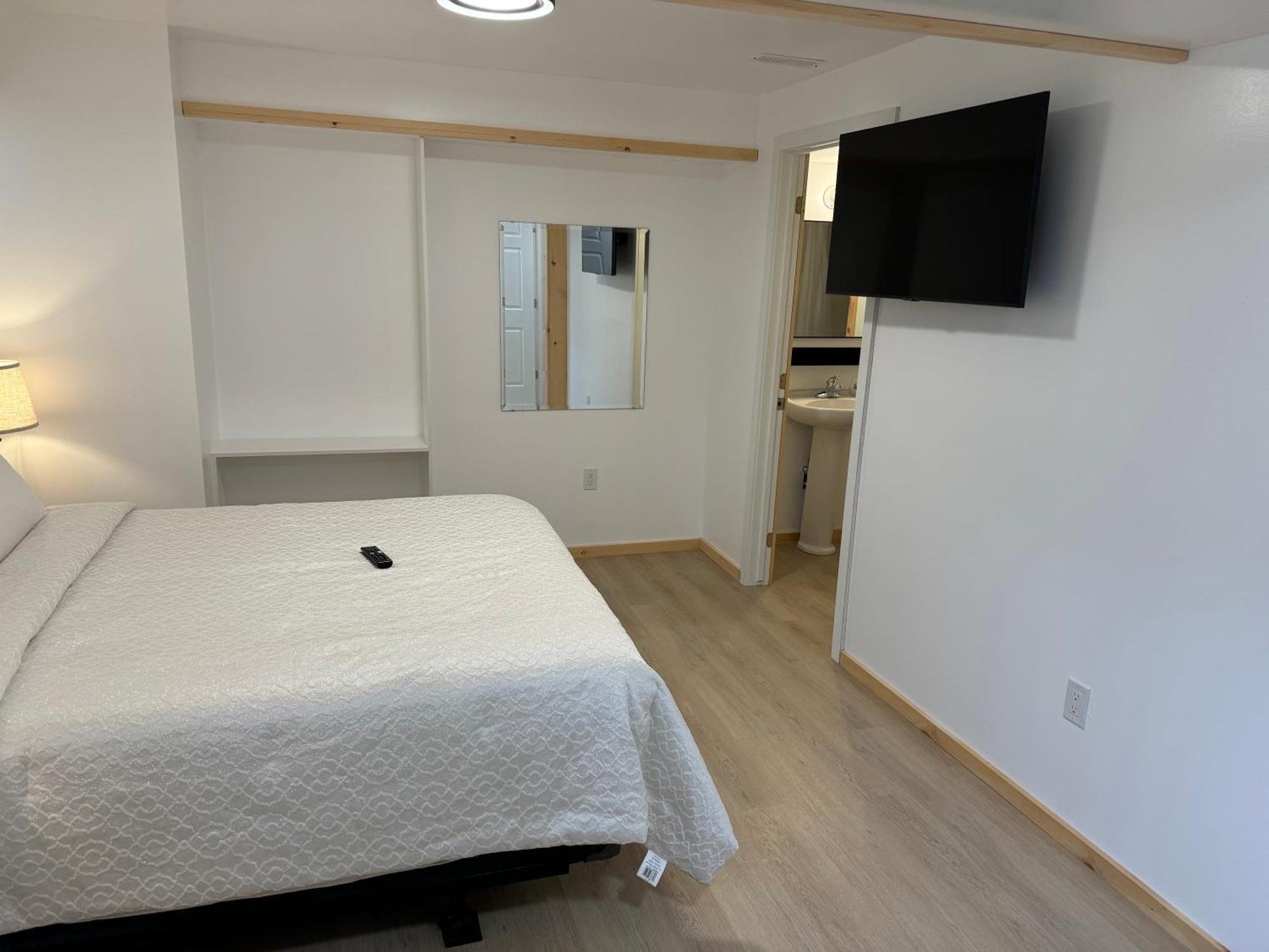 Private Entrance, Private Bathroom, Bedroom And Workspace Apartment