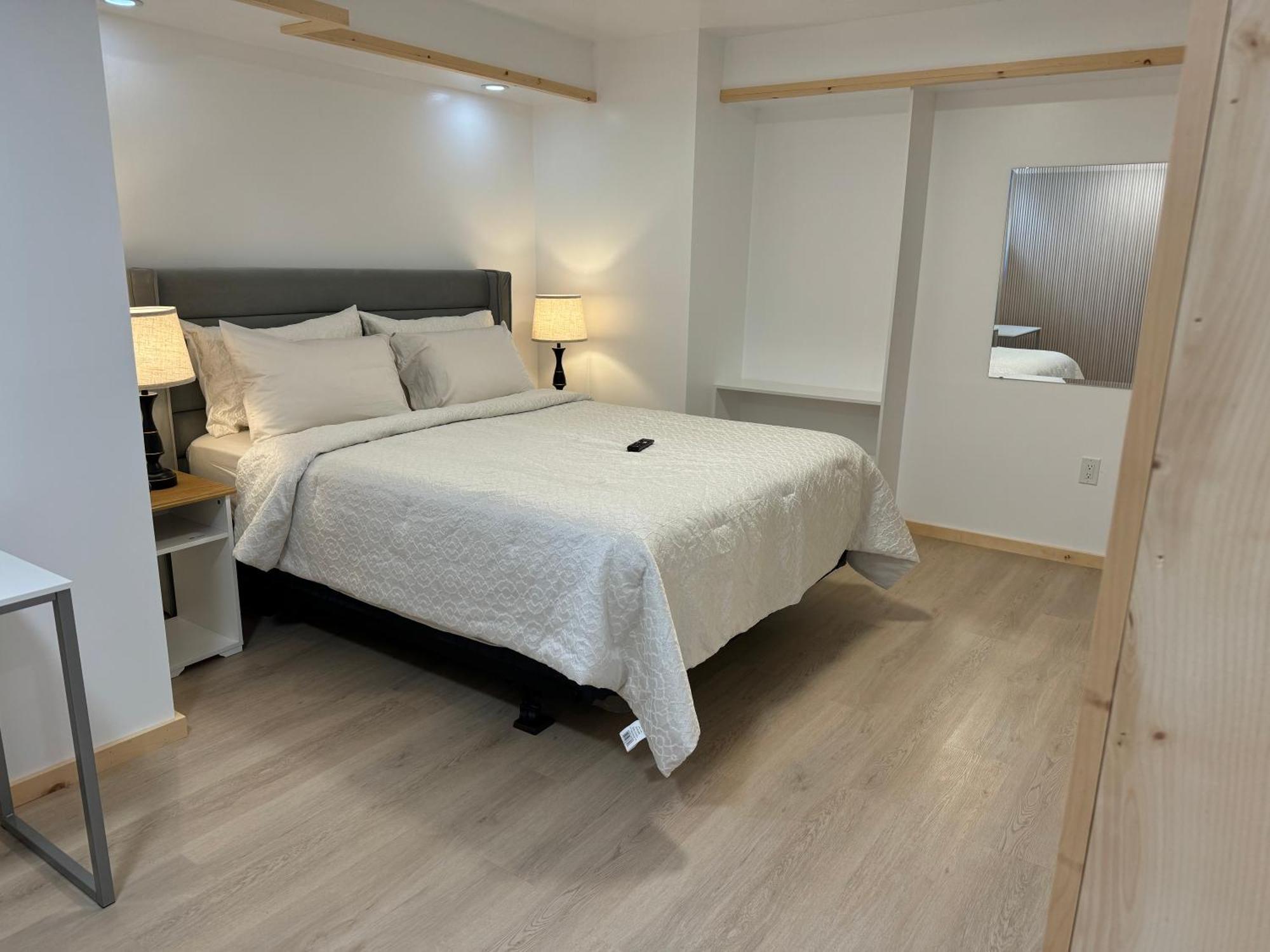 Private Entrance, Private Bathroom, Bedroom And Workspace Apartment *