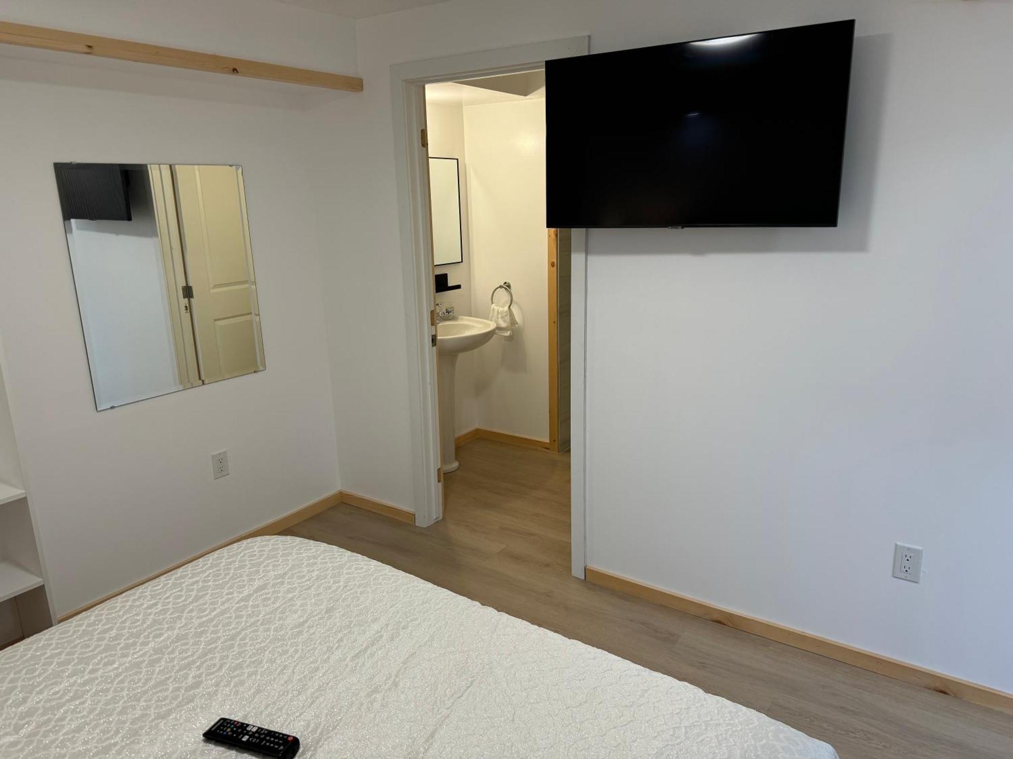 Private Entrance, Private Bathroom, Bedroom And Workspace Ottawa