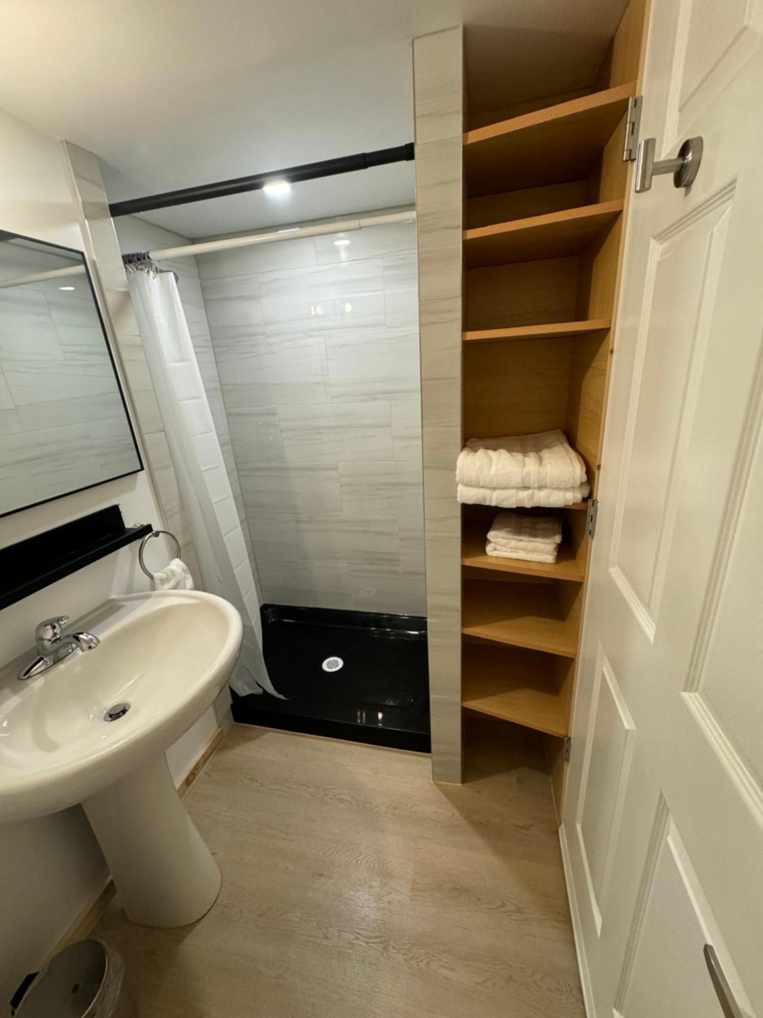 Private Entrance, Private Bathroom, Bedroom And Workspace Apartment *
