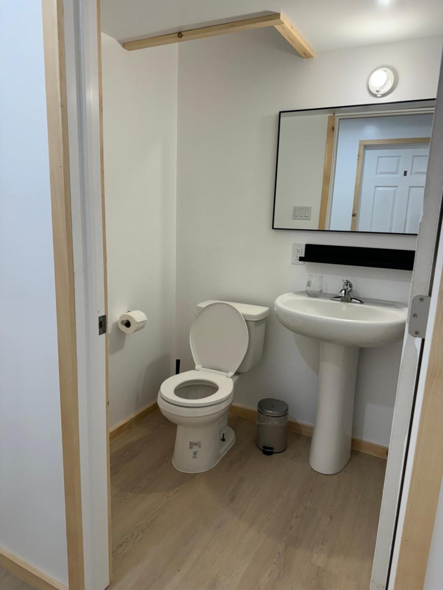 Apartment Private Entrance, Private Bathroom, Bedroom And Workspace