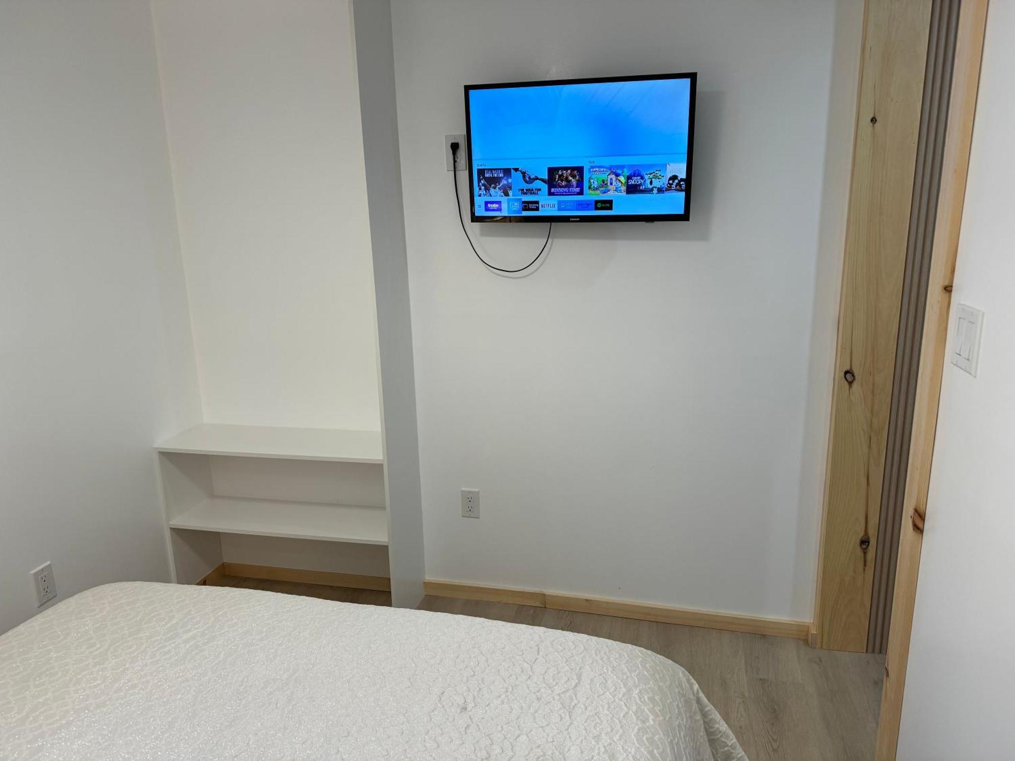 Private Entrance, Private Bathroom, Bedroom And Workspace Apartment *