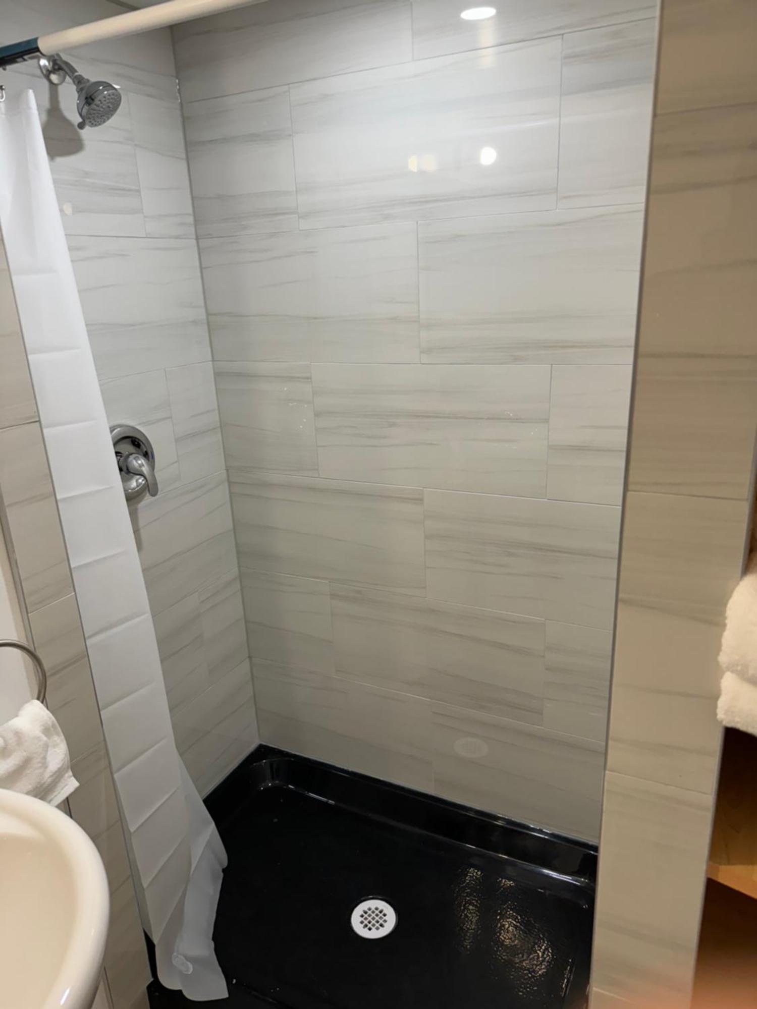 Private Entrance, Private Bathroom, Bedroom And Workspace Apartment Ottawa
