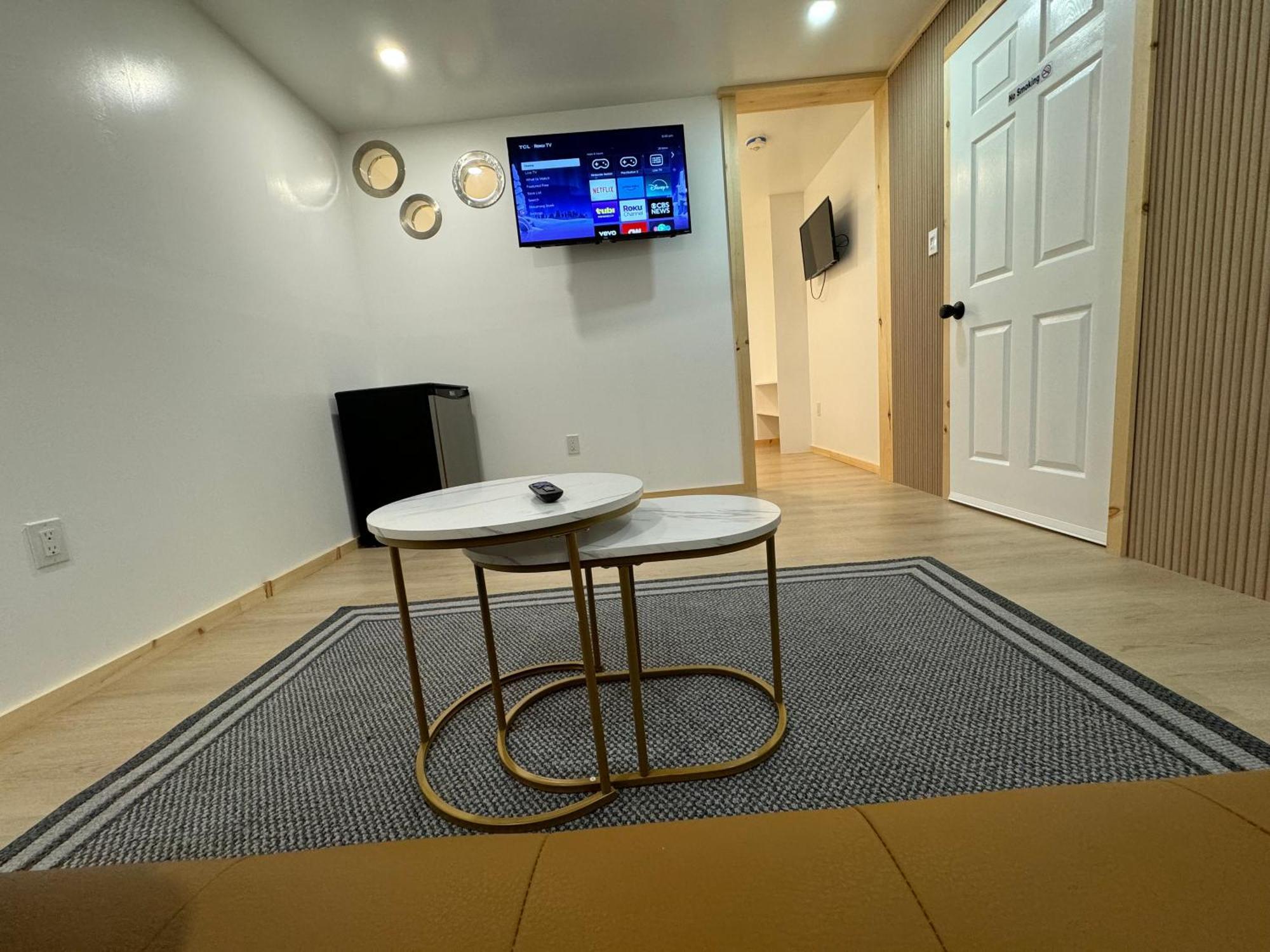 Apartment Private Entrance, Private Bathroom, Bedroom And Workspace Ottawa