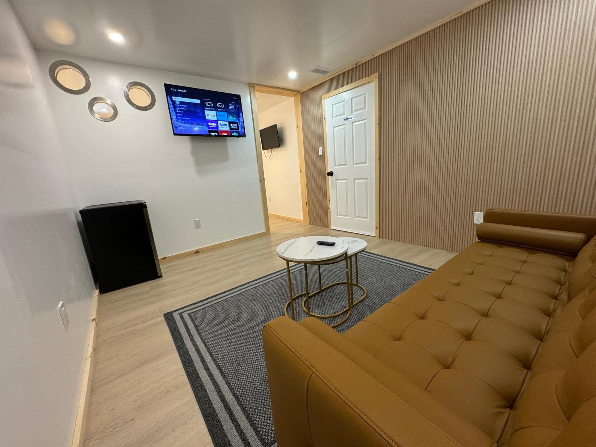 Private Entrance, Private Bathroom, Bedroom And Workspace * Ottawa
