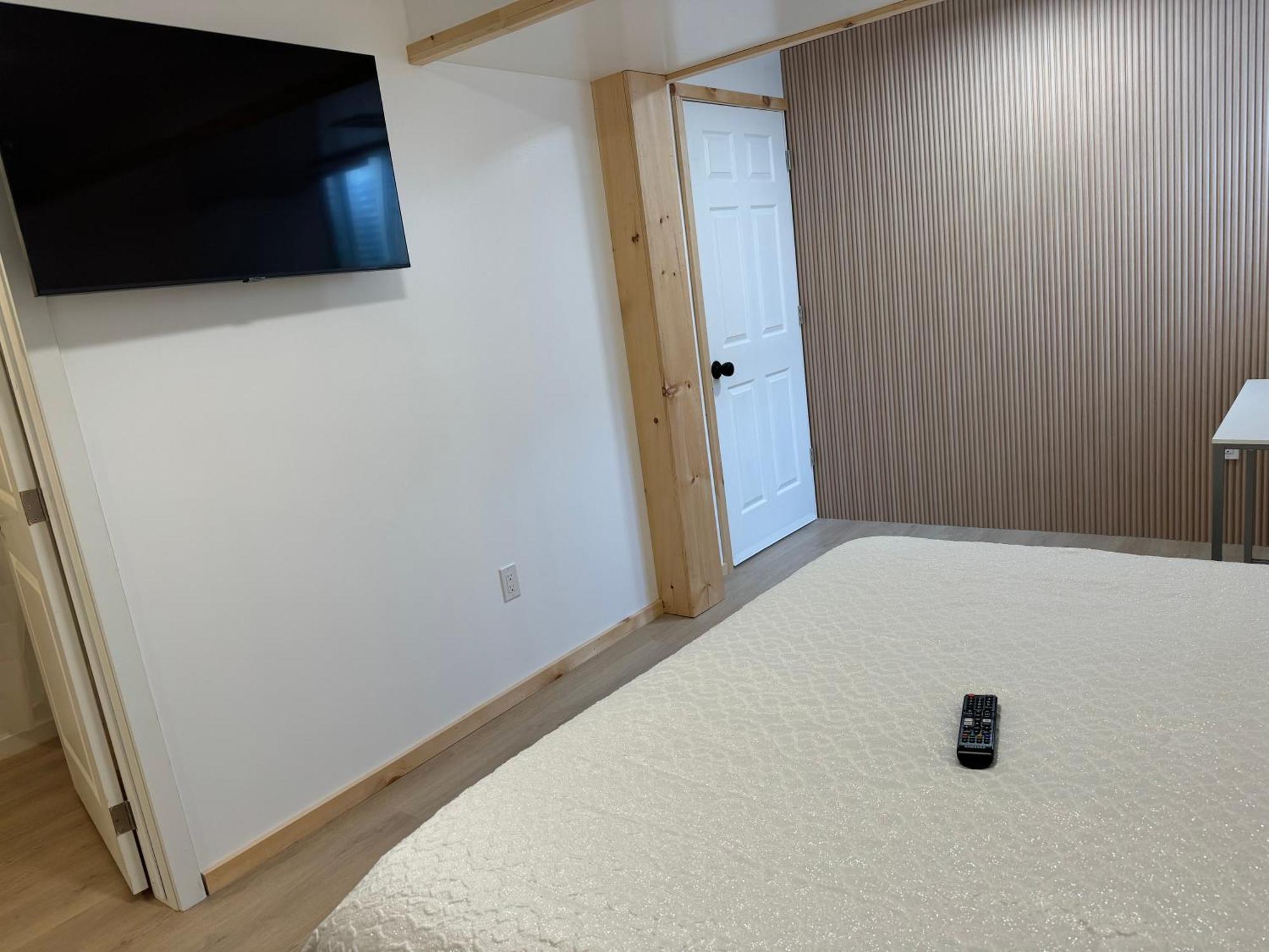Private Entrance, Private Bathroom, Bedroom And Workspace * Ottawa